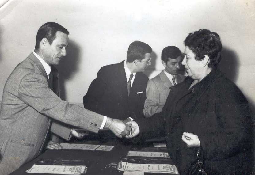 Torre dei Torti 1967 - Premiazione dei Donitori benemeriti - L'Assessore/Donatore Dorigo consegna la medaglia ad una Donatrice