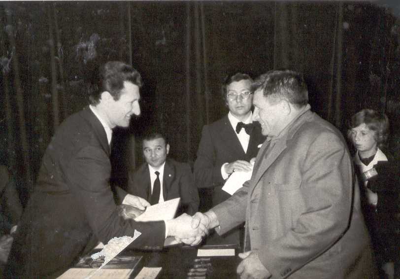 Anno 1972-73 - Premiazione dei Donitori benemeriti - Il Sindaco mentre consegna le medaglie