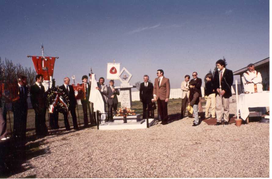 Cava Manara 1985 - Inaugurazione del monumento avisino in memoria dei Donatori defunti nel cimitero di Cava Manara