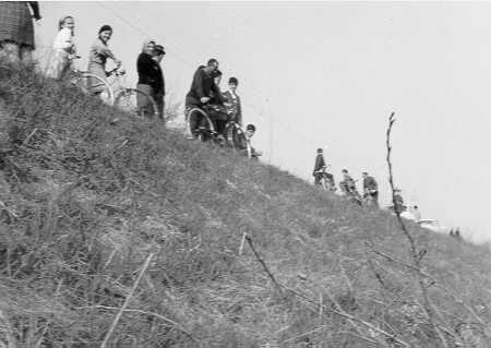 Mezzana Corti - Persone sull'argine del fiume PO - 1960