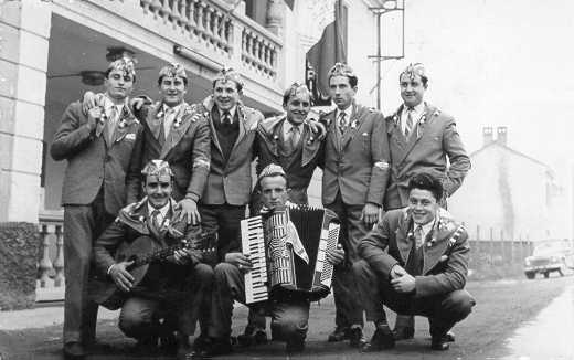 Frazione Tre Re - Coscritti del 1954 davanti alla trattoria DA PEO
