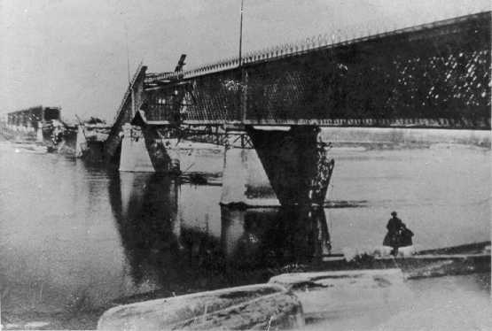 Frazione mezzana Corti - Ponte in ferro sul fiume PO dopo il bombardamento del 1944