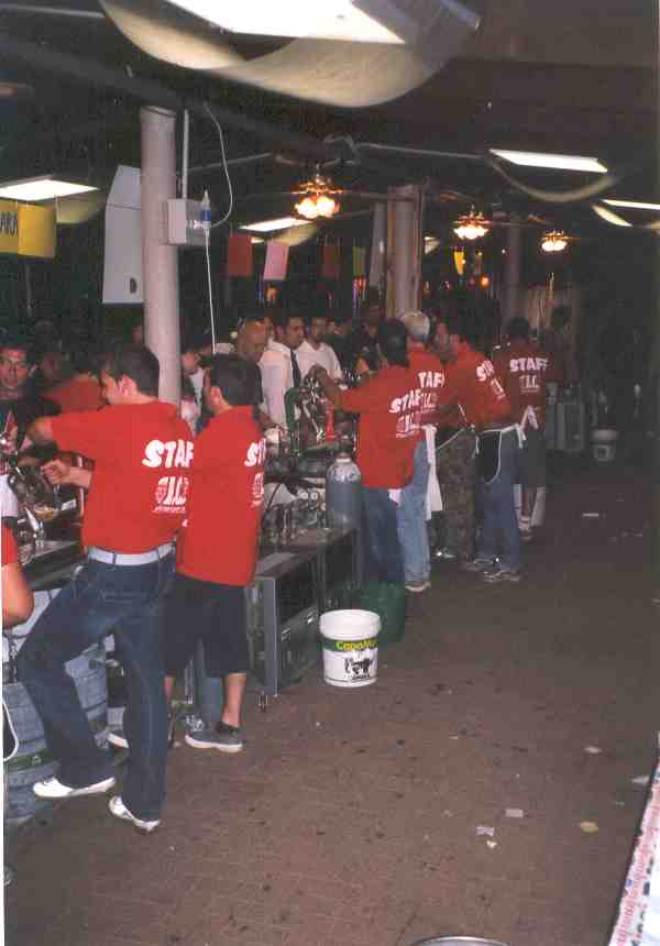 Festa della Birra 2004 - Il Gruppo Animatori Cavese alle prese con lo spillamento della birra