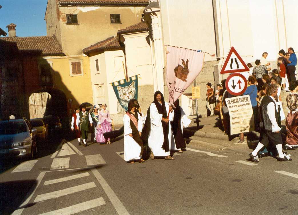 Corteo in costume del 700 verso la chiesa per la benedizione del Palio