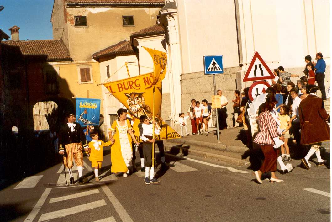 Corteo in costume del 700 verso la chiesa per la benedizione del Palio