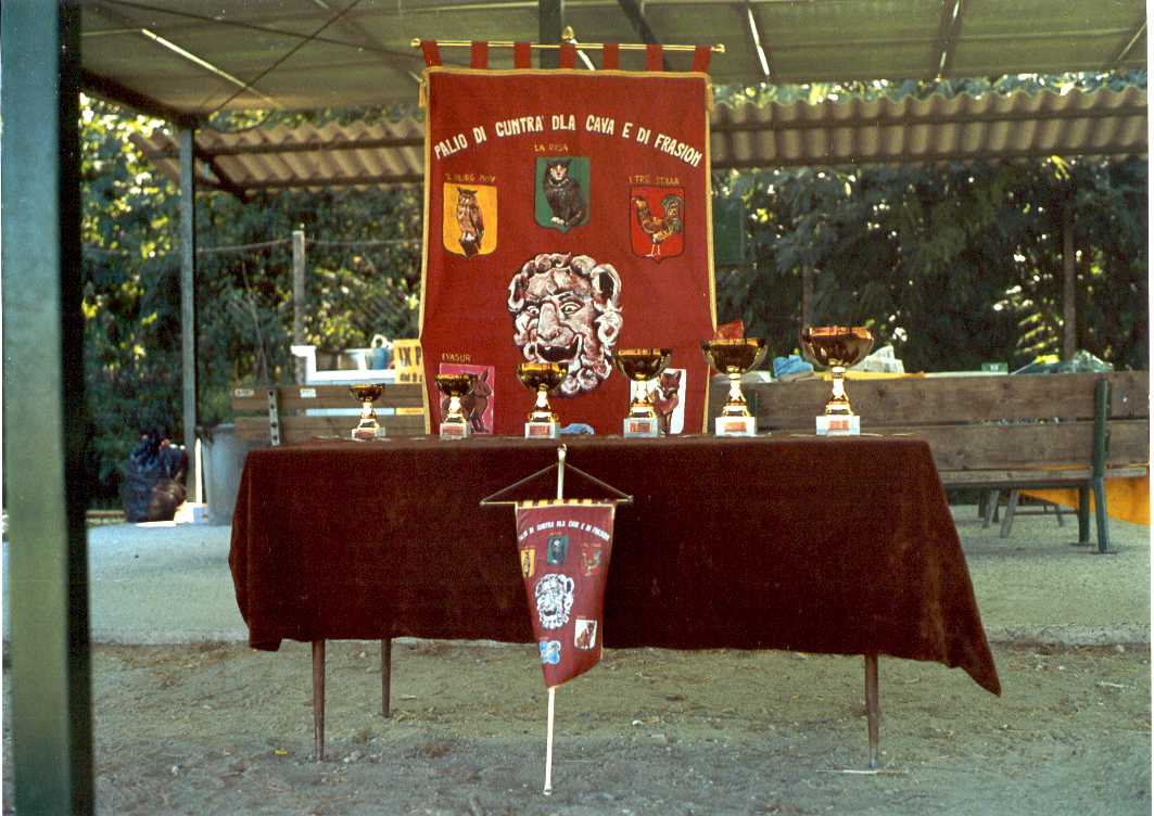 Gonfalone Palio e Baby Palio con le Coppe della premiazione